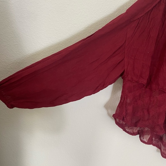 Women’s red Free People blouse size S with buttons and flowy sleeves - Picture 4 of 9